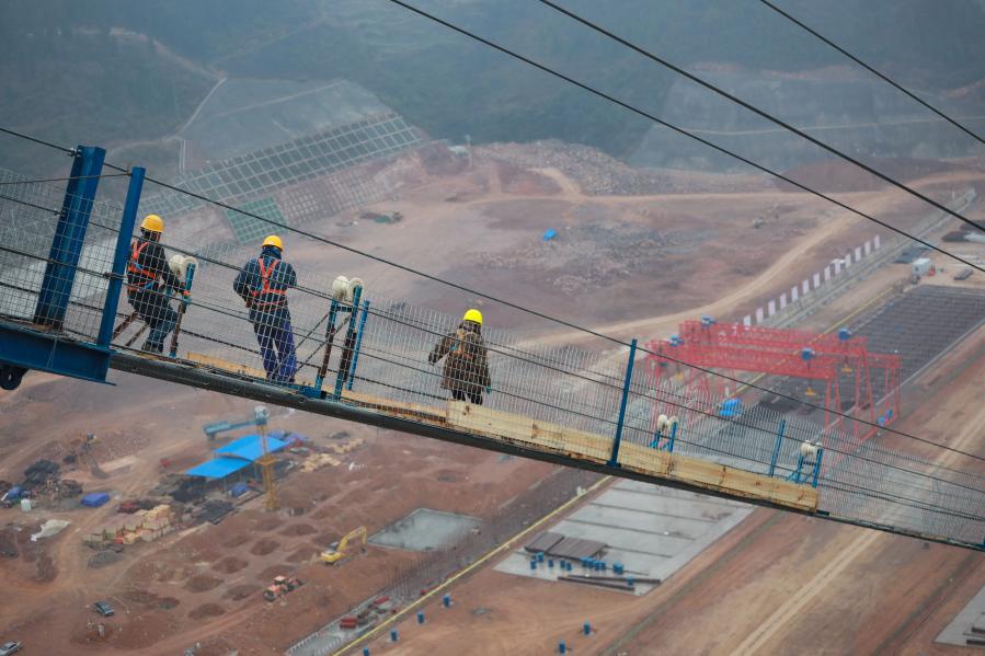 Guizhou: Trabajadores instalan cables principales sobre gran puente del lago Kaizhou