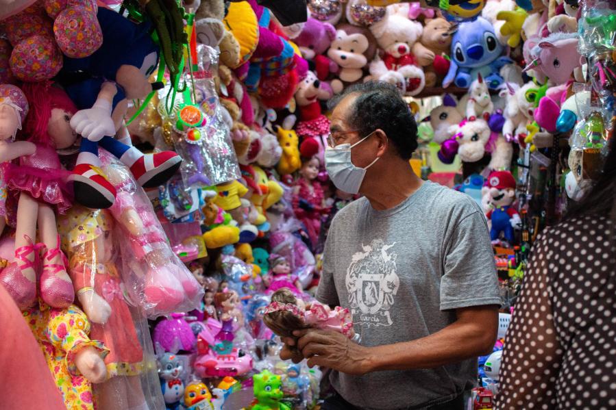 Compran juguetes en Mercado Central previo al festejo del Día de Reyes en Chilpancingo, México