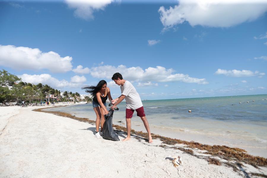 Turistas realizan labores de limpieza en playa Caracoles, México
