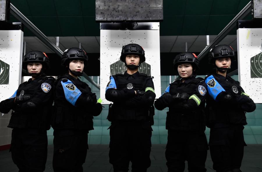 Equipo de mujeres policías especiales del buró de seguridad pública de Golog continuan entrenando en el frío invierno