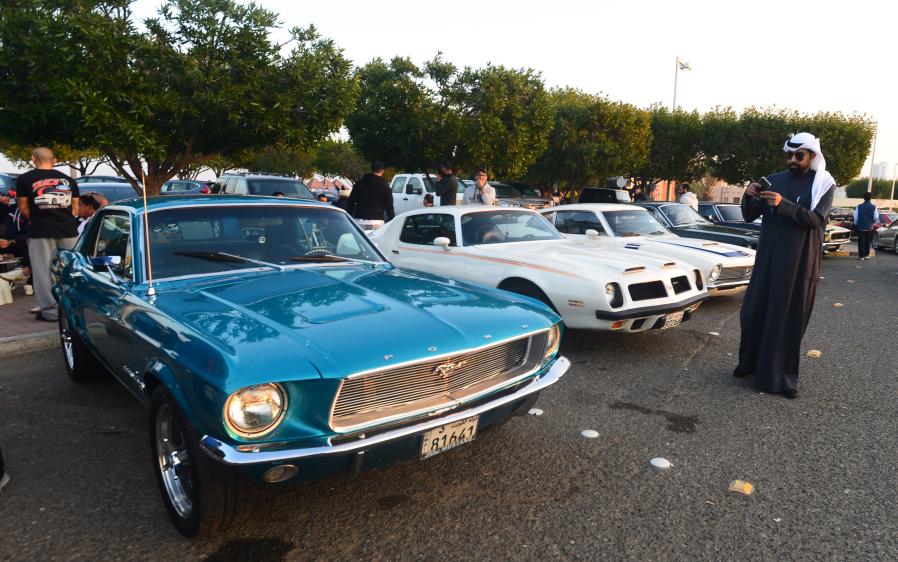 Exposición de automóviles antiguos y clásicos en la Ciudad de Kuwait