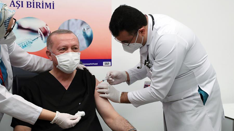 Presidente turco recibe vacuna contra COVID-19