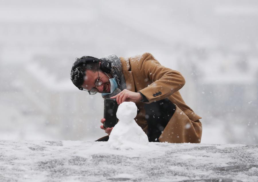 Francia: Personas visitan Montmartre en medio de nieve en París