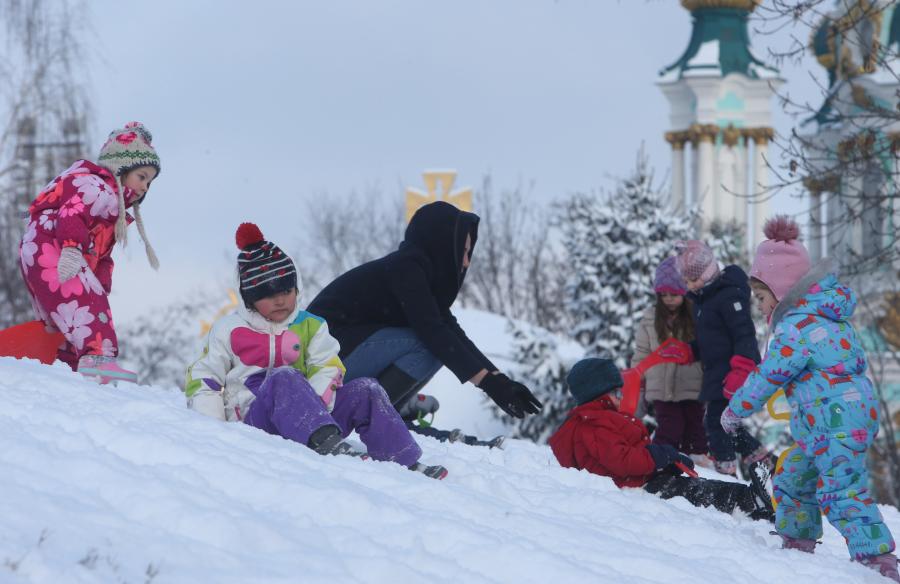 Ucrania: Personas se divierten en un campo cubierto de nieve en Kiev