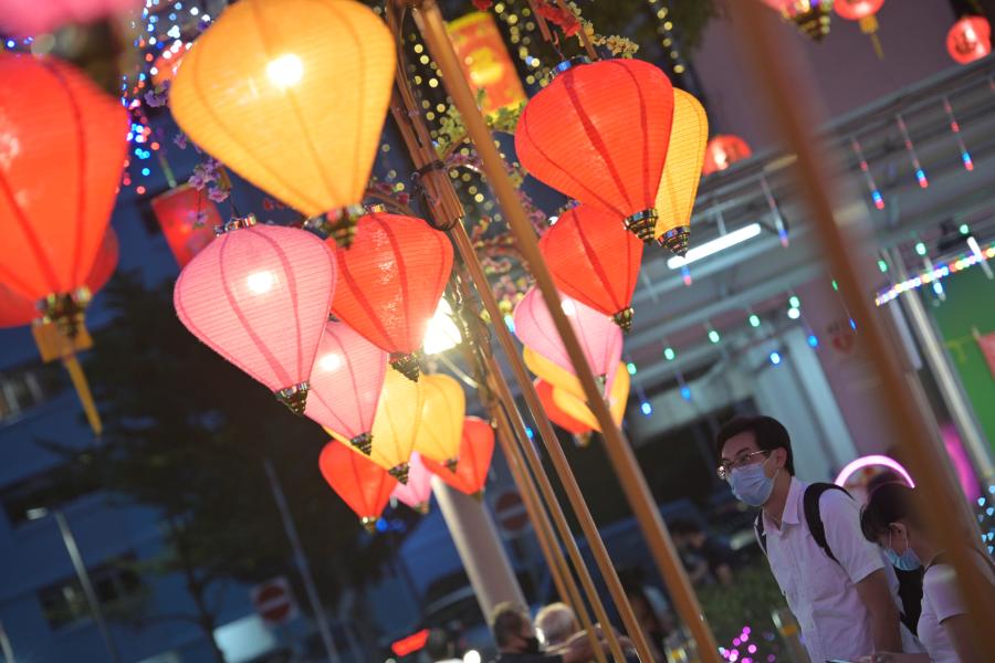 Luces de colores y linternas para celebrar Año Nuevo Lunar iluminan en Singapur