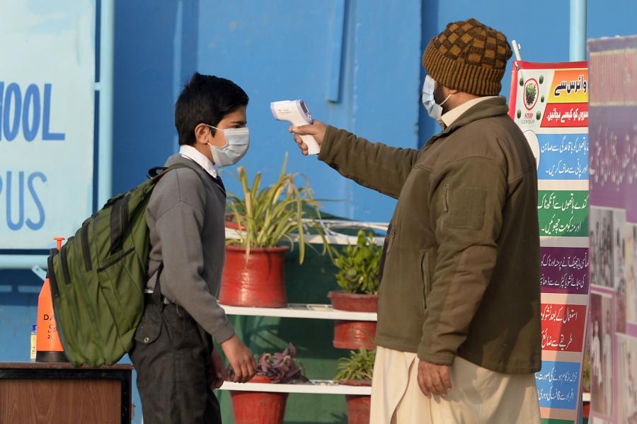 Autoridades pakistaníes comienzan a reabrir instituciones educativas en fases
