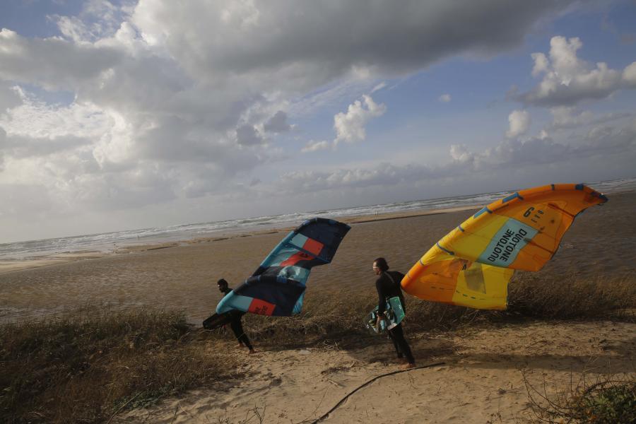 Israelíes practican kitesurfing en playa mediterránea