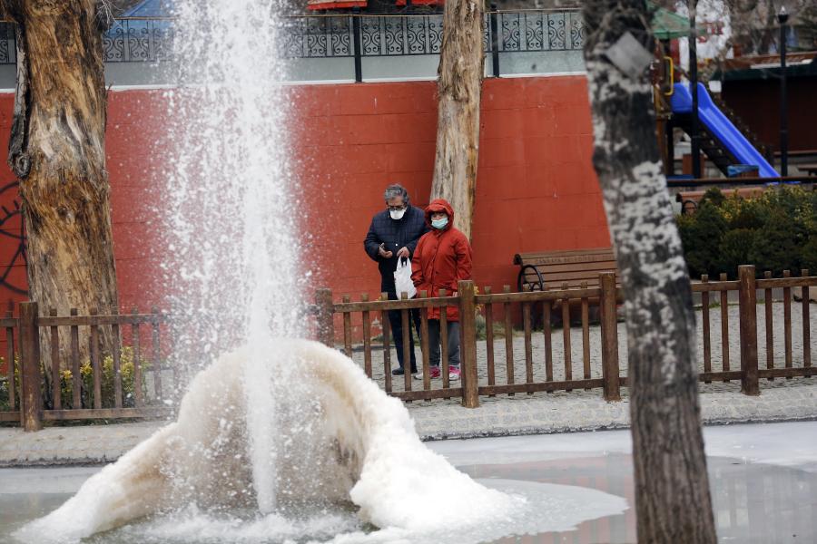 Personas portan mascarillas un parque en Ankara, Turquía