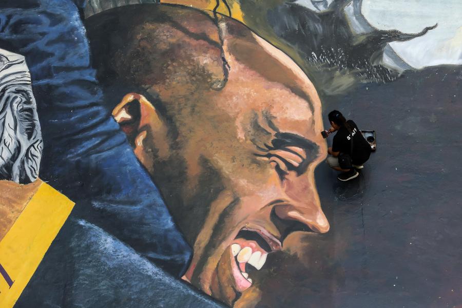 Filipinas: Artistas pintan mural gigante en honor de Kobe Bryant