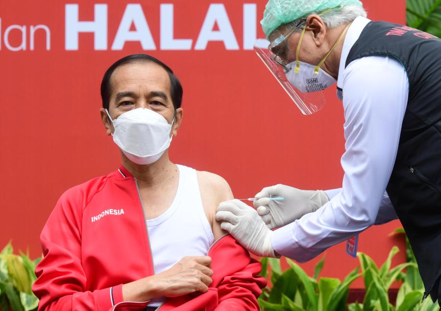 Presidente de Indonesia recibe la segunda inyección de la vacuna Sinovac