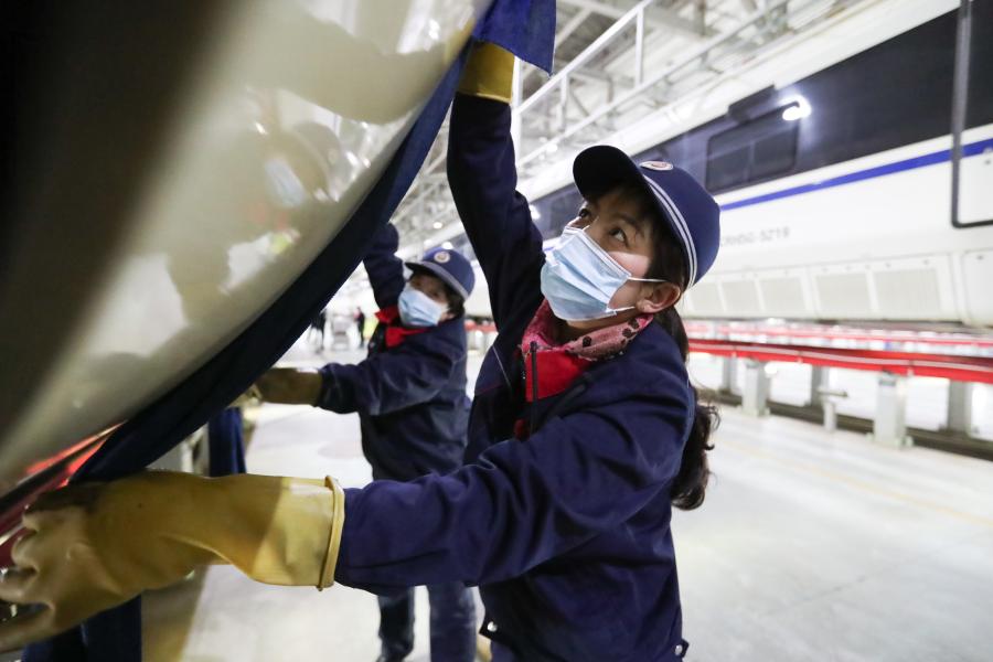 Gansu: Trabajos de mantenimiento en trenes para pico de viajes del Festival de Primavera