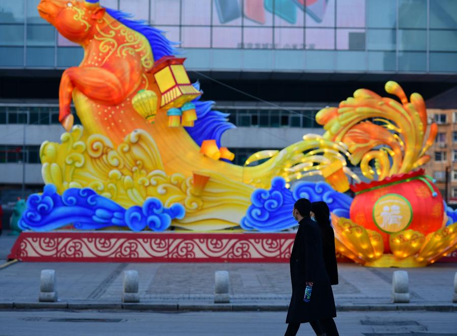 Decoraciones para próximo Año Nuevo Lunar chino en Shenyang, Liaoning
