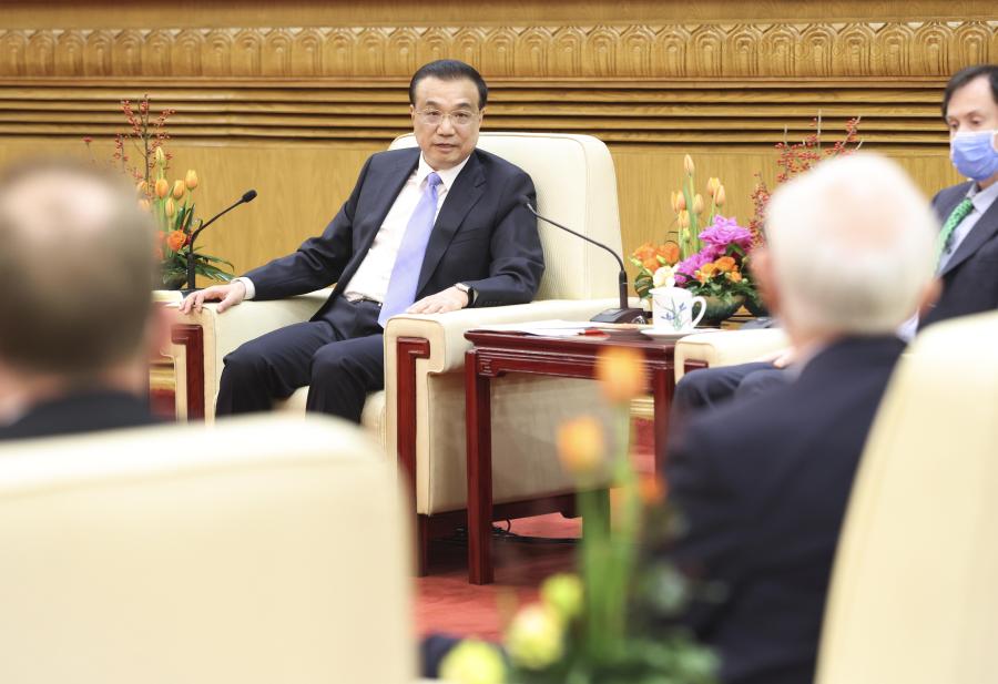 Premier chino celebra simposio con expertos extranjeros en China