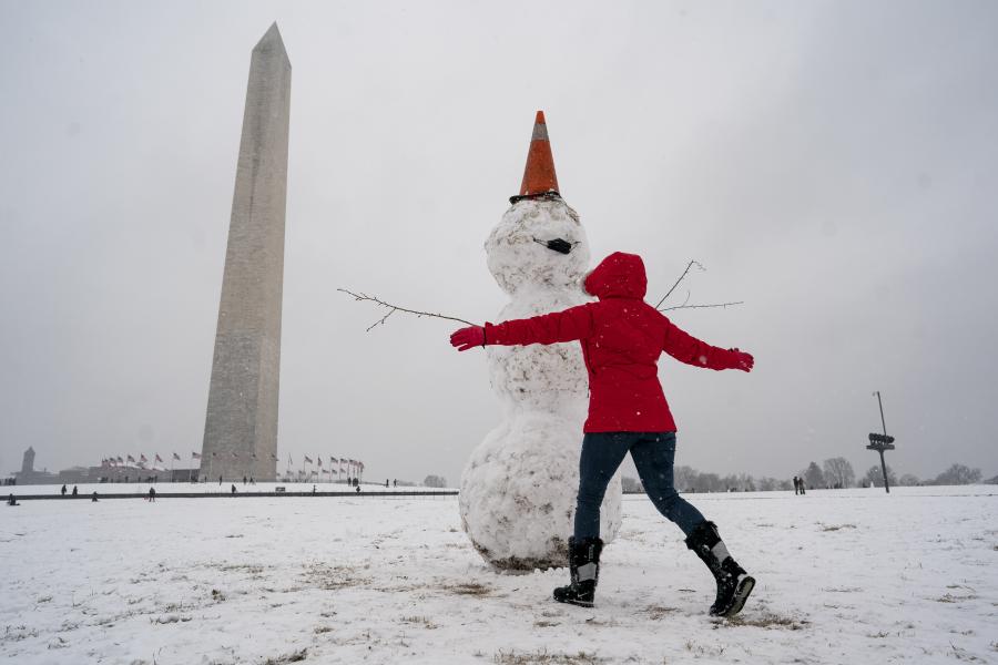 Personas juegan en la nieve en Washington D.C., Estados Unidos