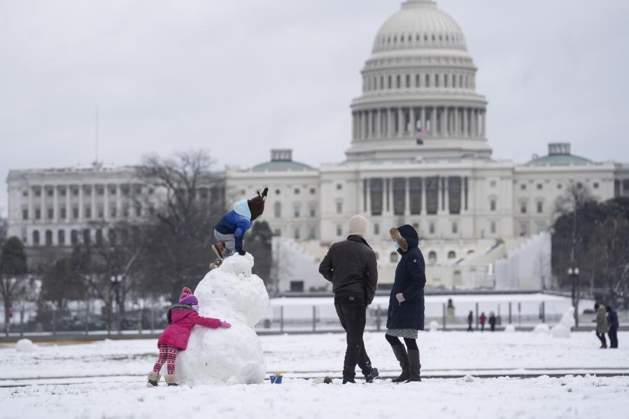 EEUU: Personas juegan en la nieve en Washington D.C.