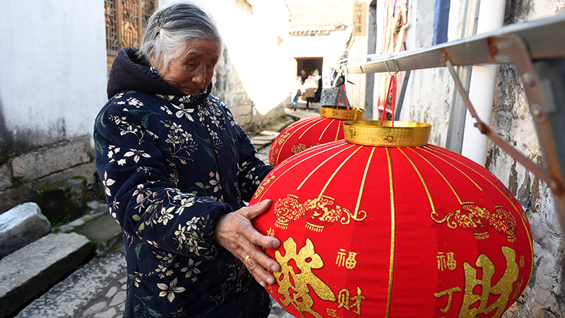 Aldeanos preparan productos para Festival de Primavera en aldea de Zhaji, Anhui