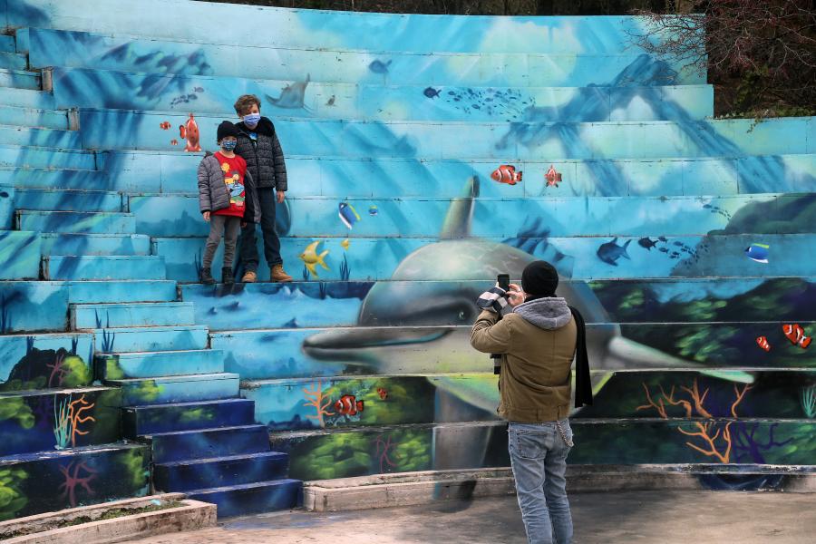 Artista pinta grafiti en un parque en Ankara, Turquía