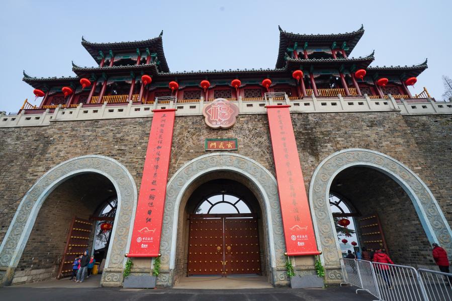 Doce puertas de Nanjing adornadas con coplas del Festival de Primavera