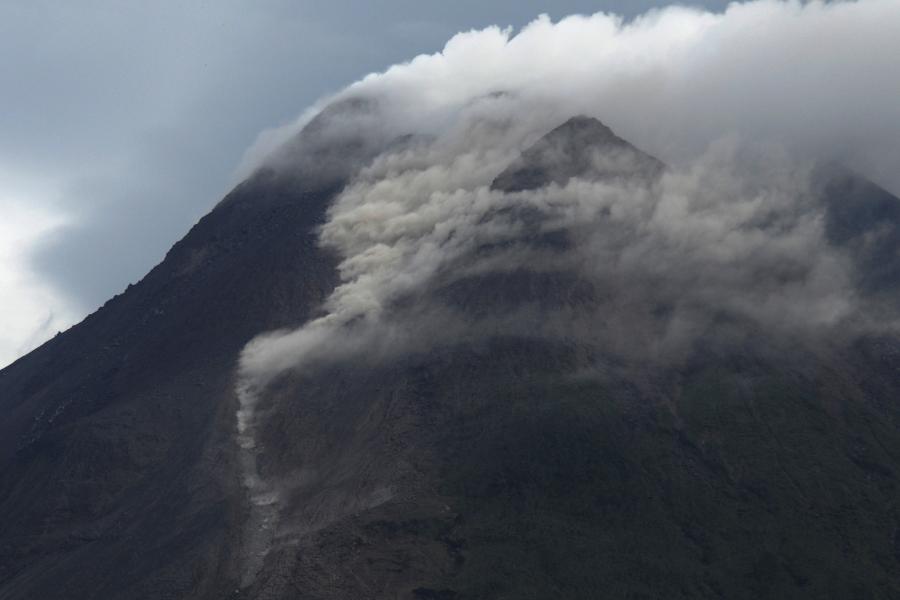 Humo blanco emana del monte Merapi en Indonesia