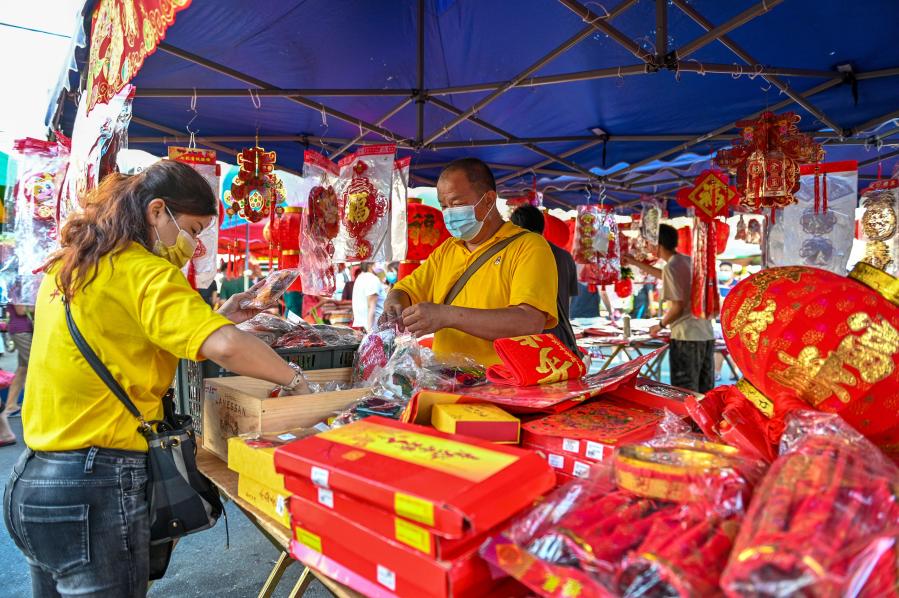 Malasia: Personas compran decoraciones para el Año Nuevo chino en un mercado