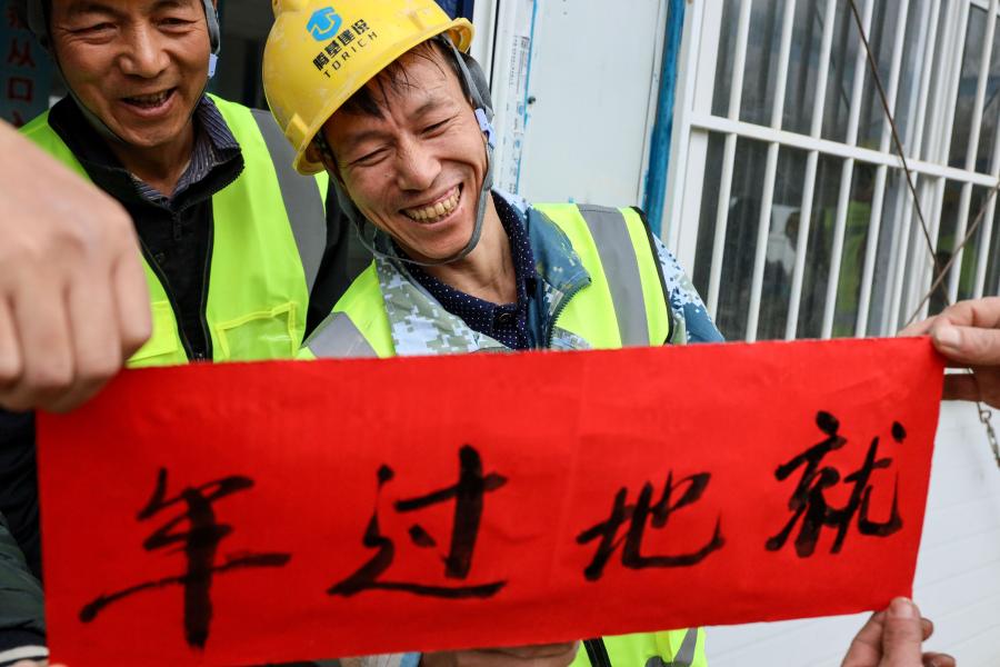 Guizhou: Trabajadores que han decidido quedarse celebran juntos Festival de Primavera en sitio de construcción