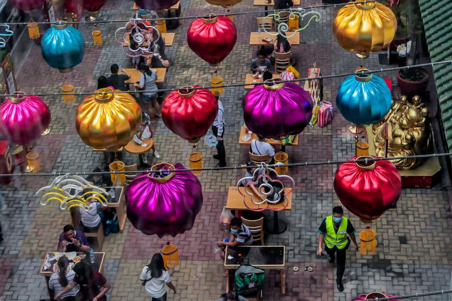 Linternas chinas colocadas para el próximo Festival de Primavera en Manila, Filipinas