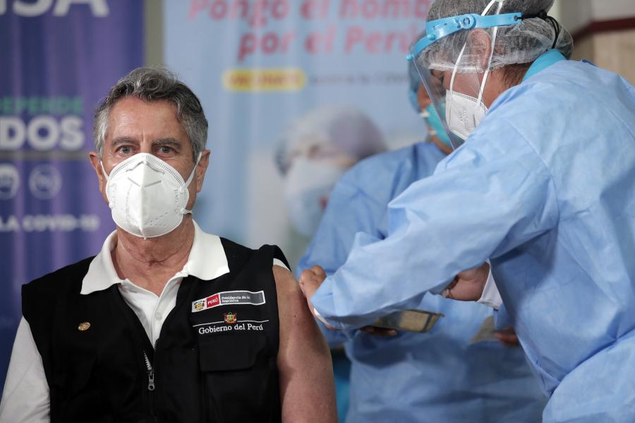 Presidente de Perú recibe primera dosis de vacuna de laboratorio chino Sinopharm