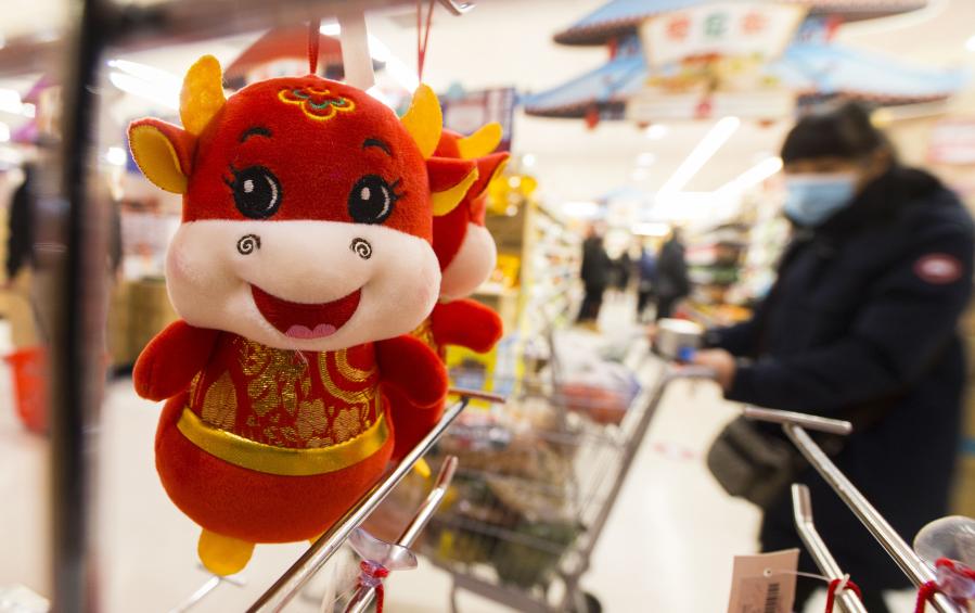 Decoraciones para el próximo Año Nuevo Lunar chino en un supermercado chino en Canadá