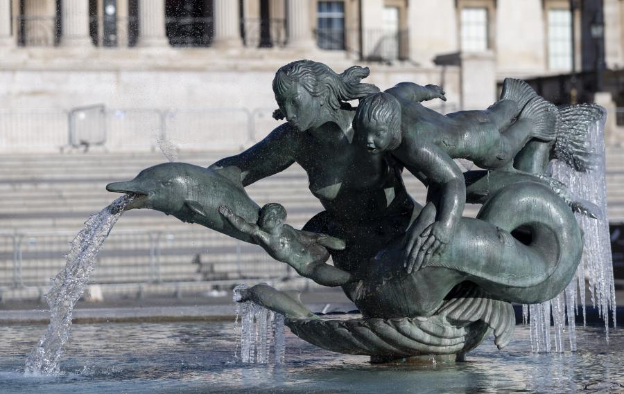 Carámbanos alrededor de esculturas de la fuente en la Plaza de Trafalgar en Londres
