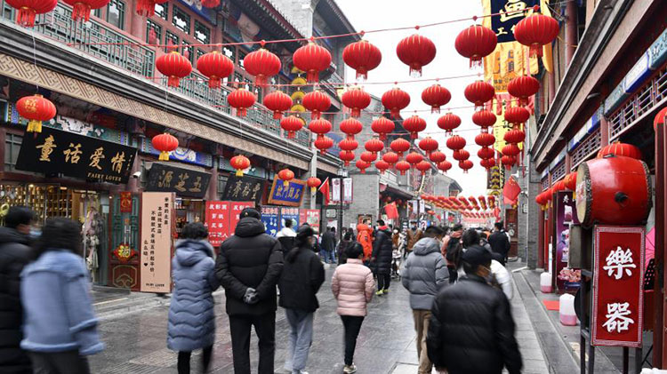 Personas visitan antigua calle cultural en Tianjin