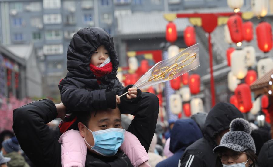 Personas visitan Antiguo Mercado del Norte durante vacaciones por Año Nuevo Lunar en Shenyang