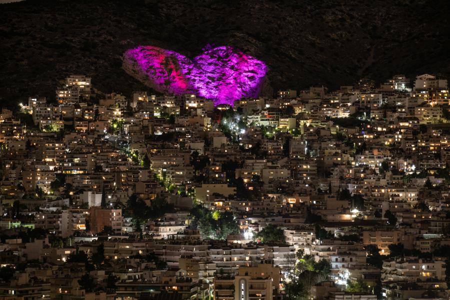 Instalación de luz en forma de corazón con motivo de Día de San Valentín en Haidari, Grecia