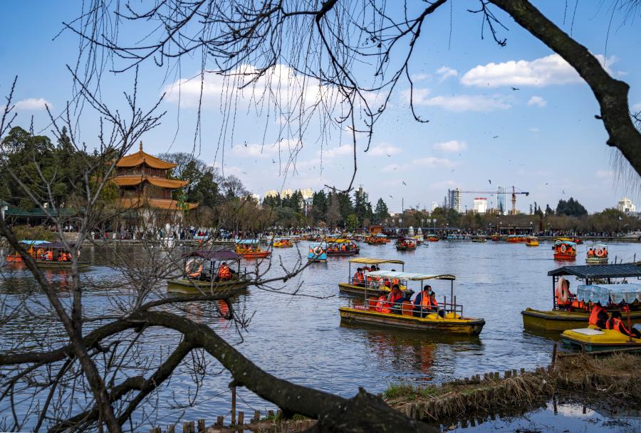 Personas visitan parque Daguan en Kunming, Yunnan