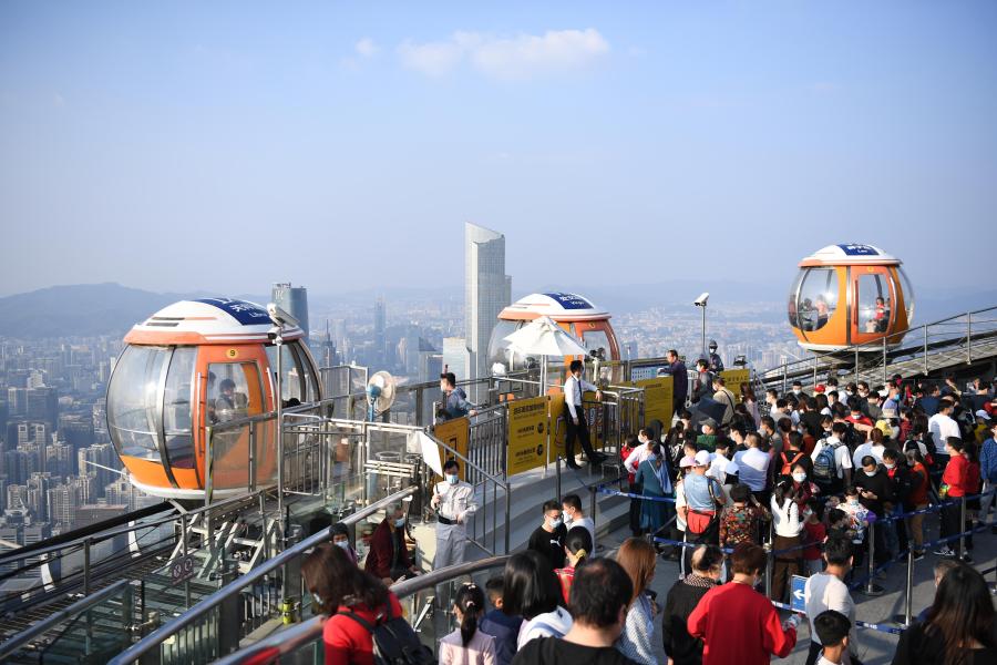 Personas visitan Torre de Cantón durante vacaciones de Año Nuevo Lunar