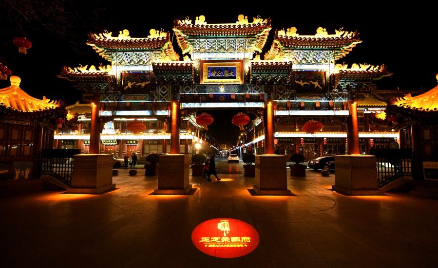 Vista nocturna del antiguo poblado de Zhengding en Shijiazhuang