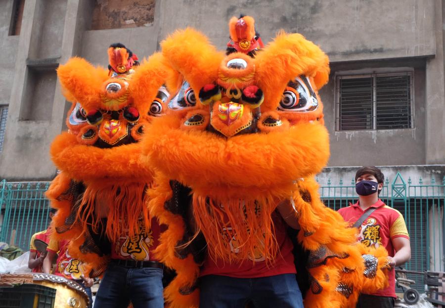 Personas interpretan la danza del león para celebrar el Año Nuevo Lunar chino en India