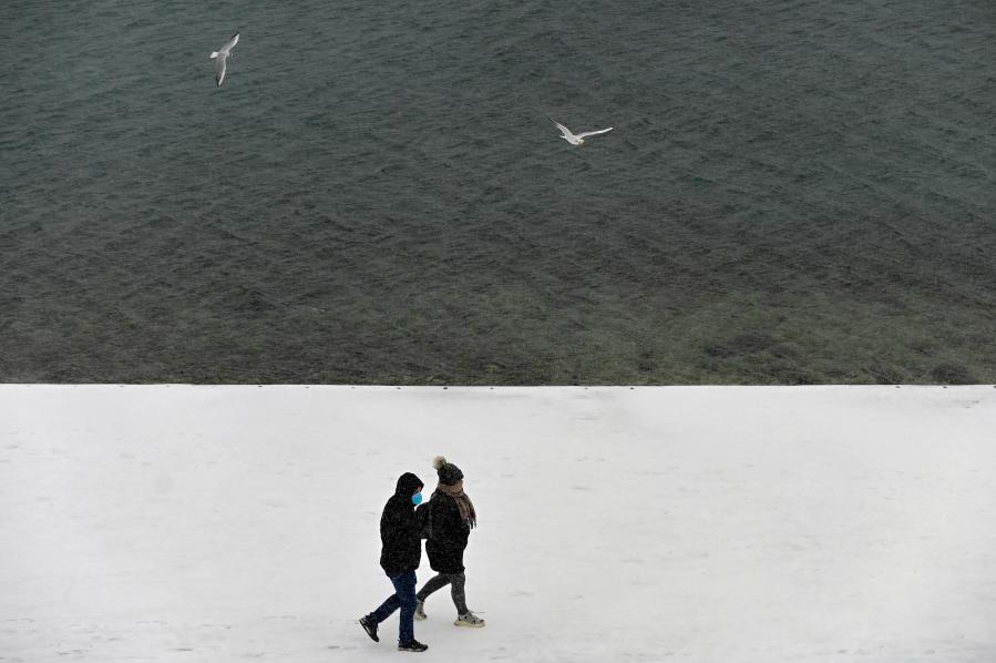 Costa cubierta de nieve del lago Ohrid en Macedonia del Norte