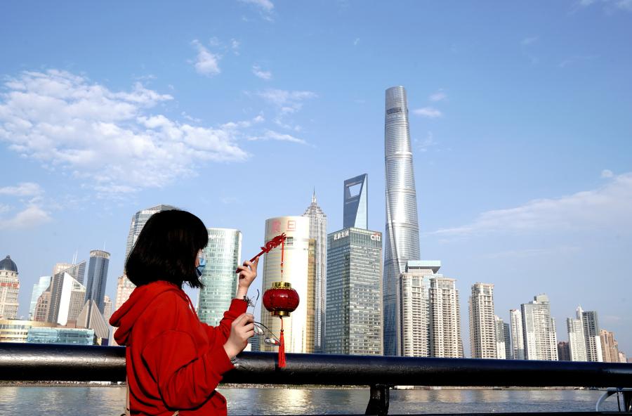 Turistas visitan Bund durante vacaciones por el Año Nuevo Lunar en Shanghai