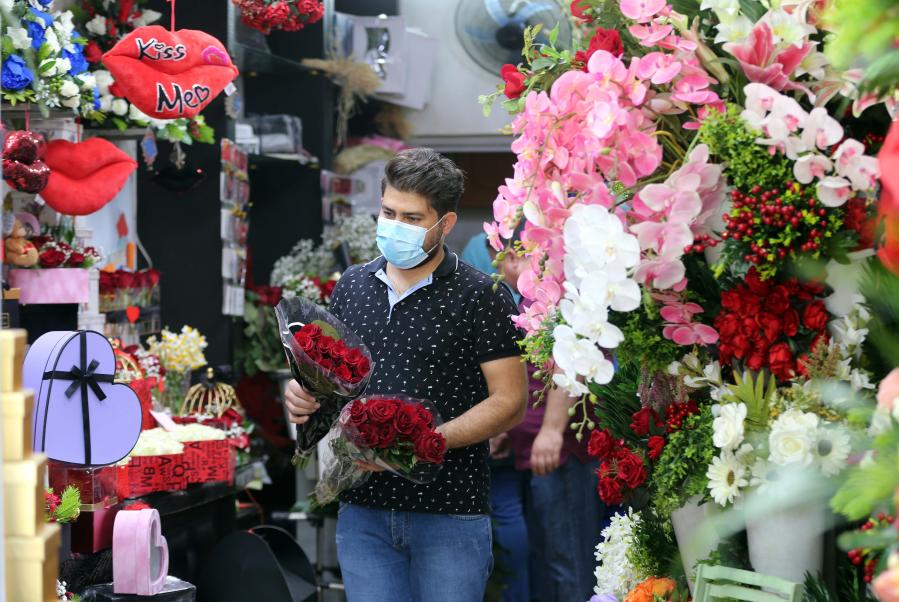 Joven compra rosas en Día de San Valentín en Irak
