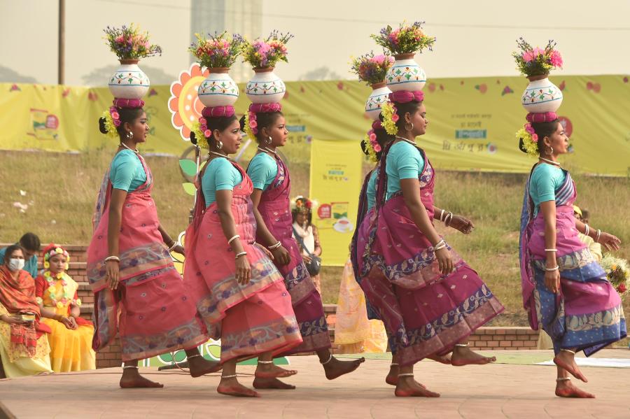 Personas celebran Pohela Falgun en Bangladesh