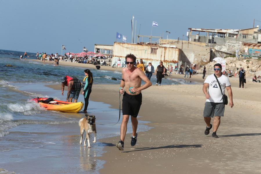 Personas se divierten en una playa reabierta en Tel Aviv, Israel