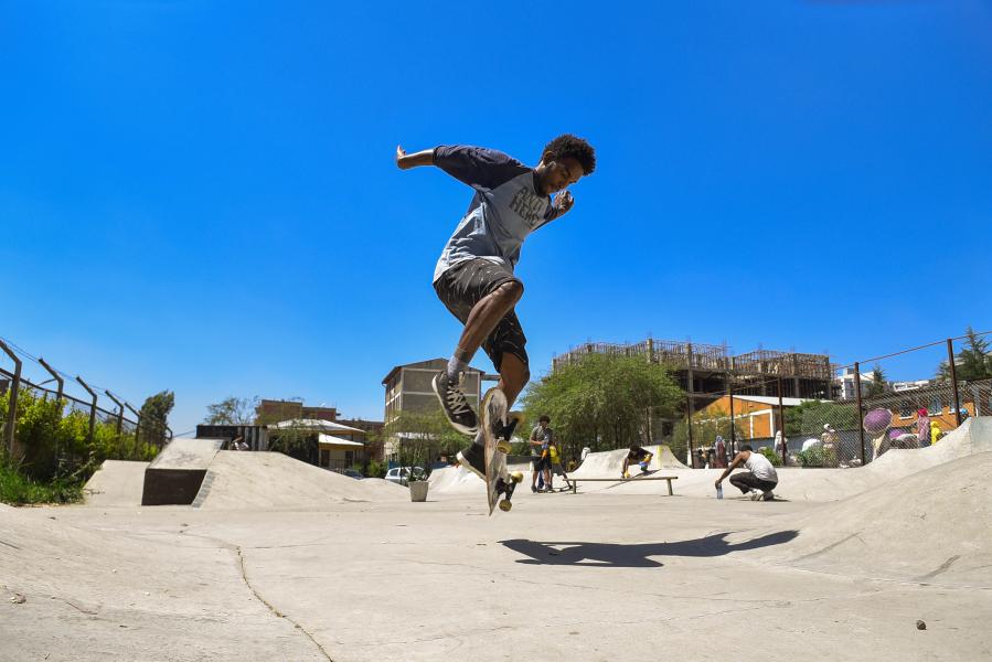 Etiopía: Jóvenes realizan trucos de patinaje en Parque de Patinaje de Adís