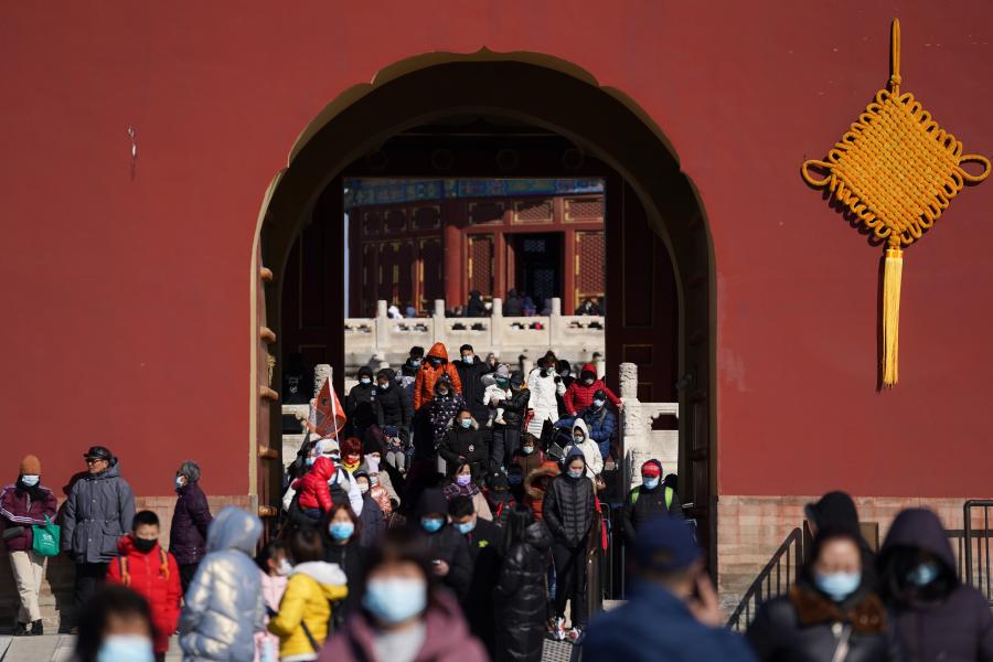 Personas visitan el Parque Tiantan en Beijing