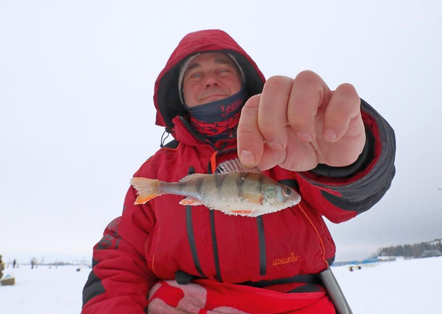Personas pescan sobre el hielo en Minsk