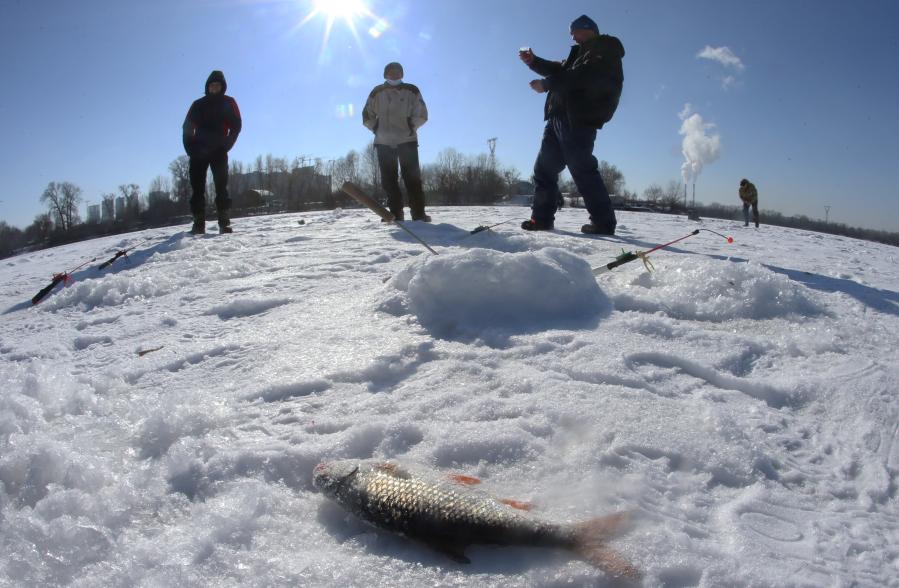 Personas pescan sobre el río Dnieper congelado en Kiev
