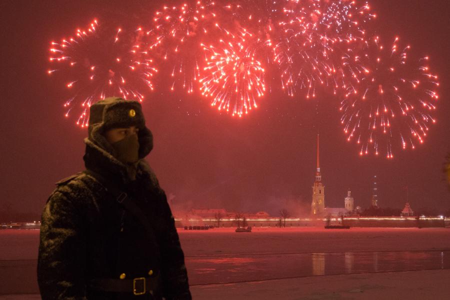 Fuegos artificiales durante celebración del Día del Defensor de la Patria en Rusia