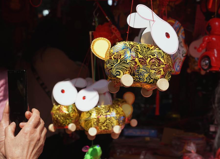 Personas realizan compras para próximo Festival de Linternas en Jardín Yuyuan