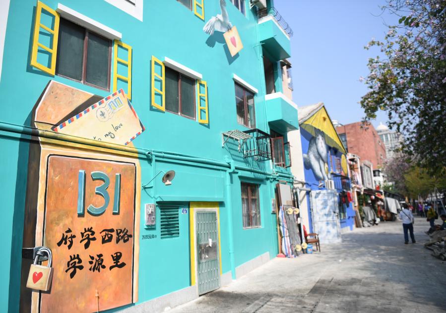 Edificios antiguos pintados con coloridos murales en Guangdong