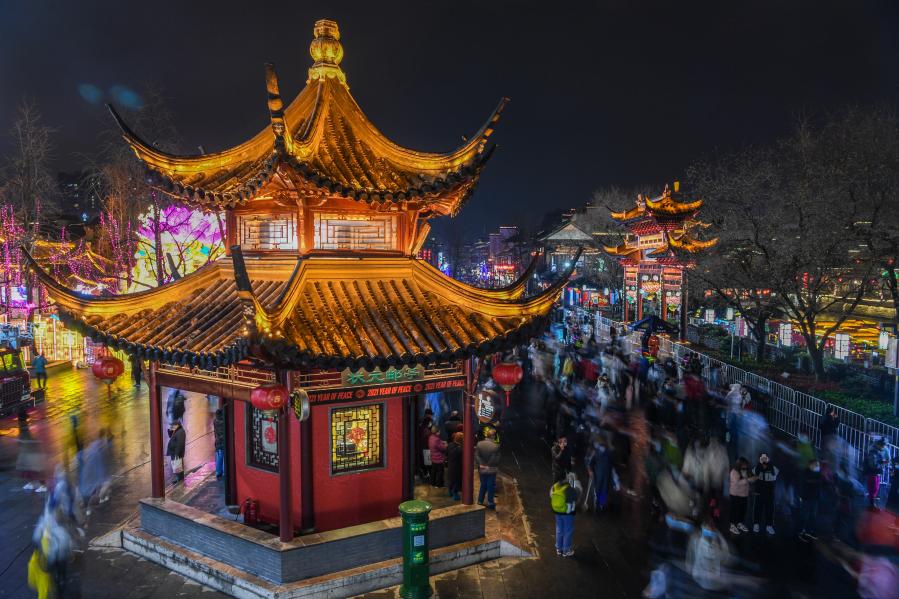 Turistas disfrutan de instalaciones de luz y espectáculos de linternas en Nanjing