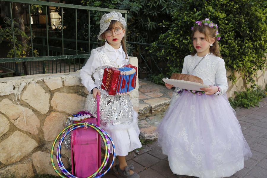 Niñas celebran el Purim en la ciudad de Bnei Brak